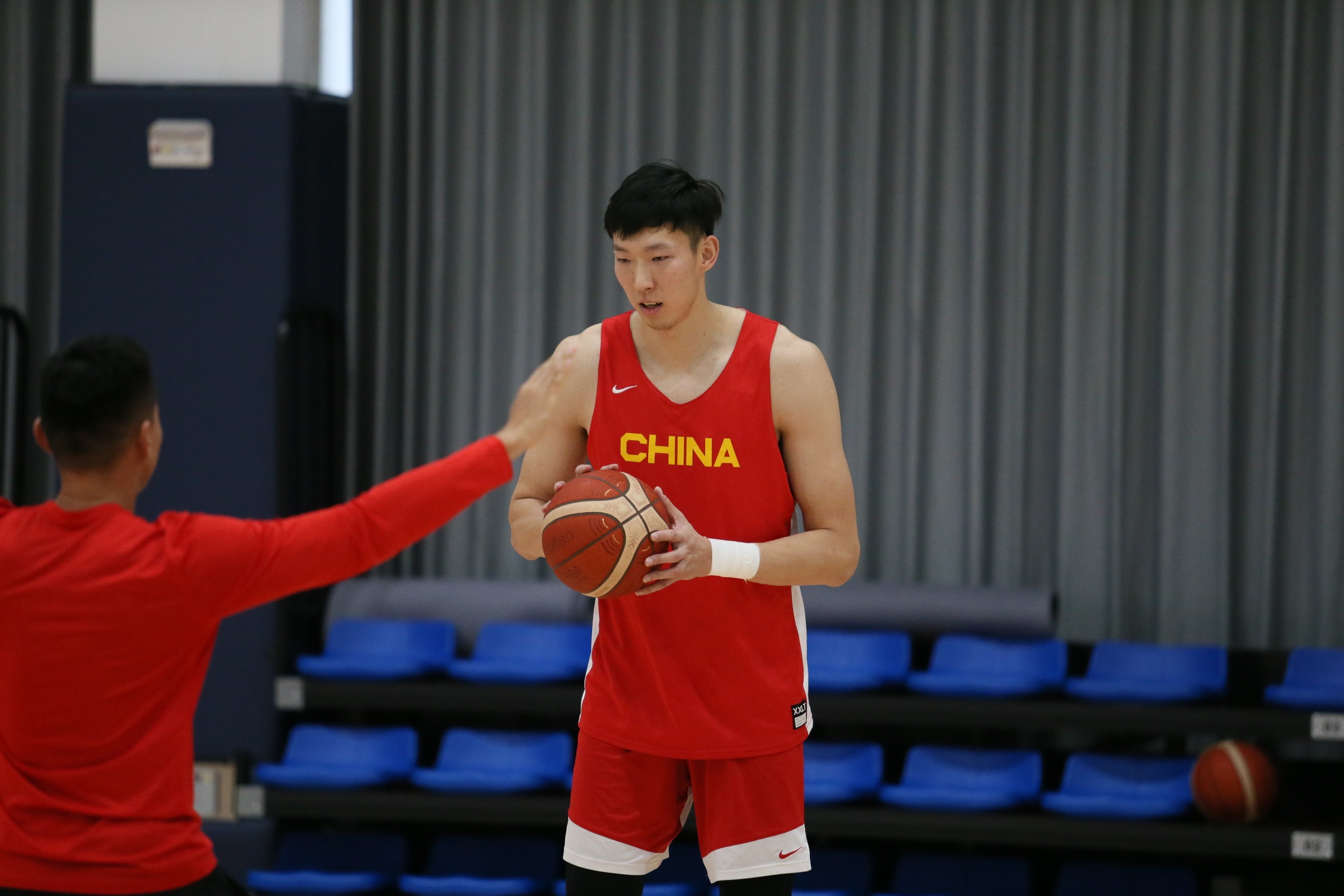媒体人：上海男篮和新疆男篮将关于周琦交易进行新一轮谈判